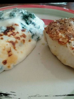 Una foto de Dorado a la plancha y espinacas con salsa blanca