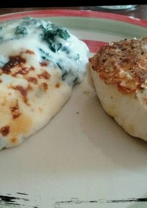 Una foto de Dorado a la plancha y espinacas con salsa blanca