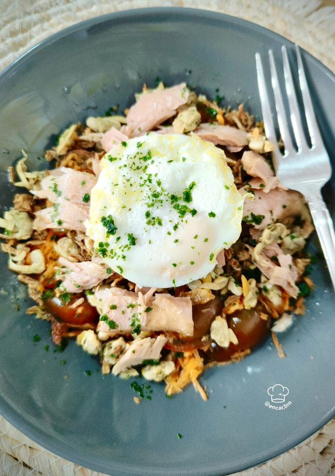 Una foto de Ensalada de tomates cherry y huevo en microondas