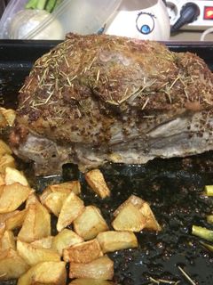 Una foto de Aguja de cerdo asada con especias, mostaza y miel