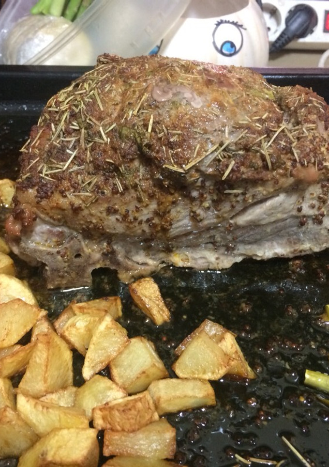 Una foto de Aguja de cerdo asada con especias, mostaza y miel