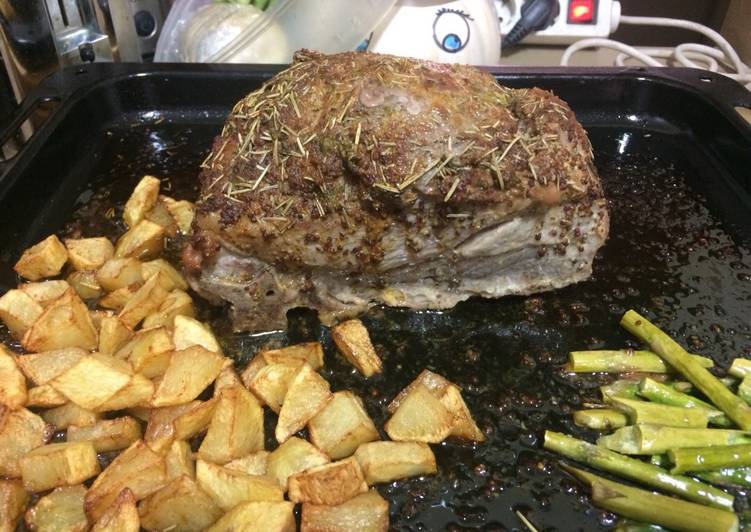 Aguja de cerdo asada con especias, mostaza y miel