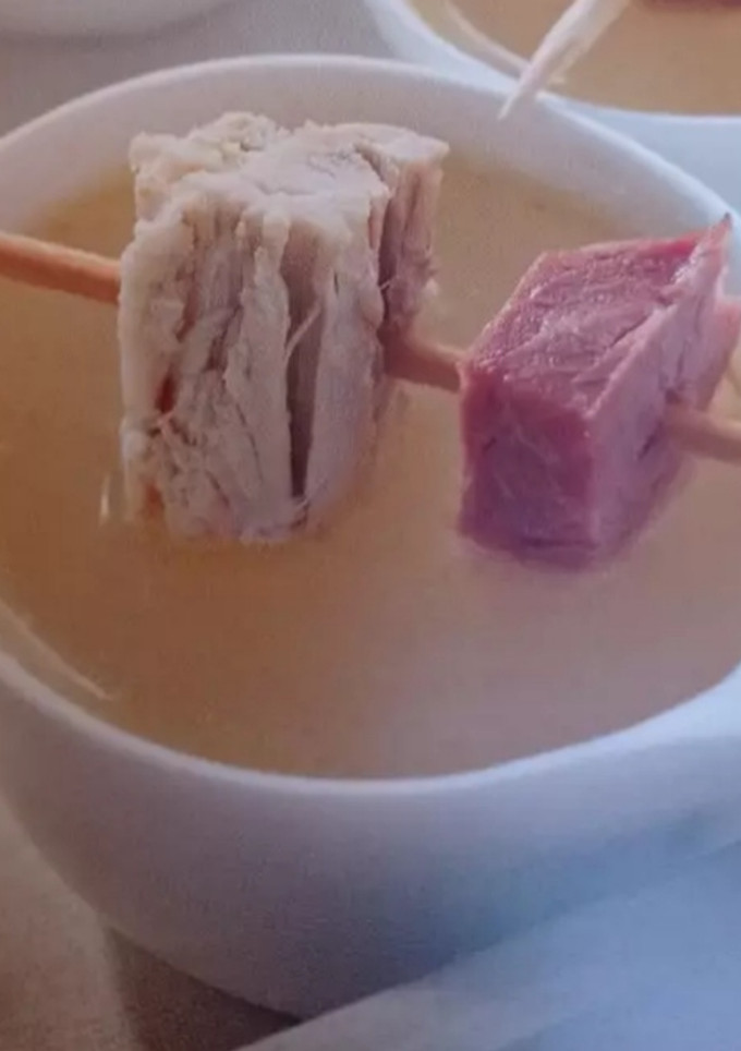 Una foto de Caldo de ave y jamón Thermomix