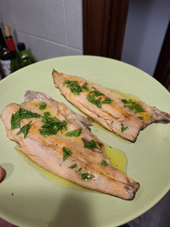 Una foto de Trucha a la plancha con ajo y perejil
