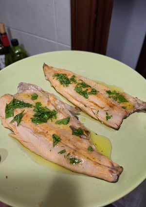 Una foto de Trucha a la plancha con ajo y perejil