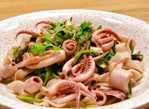 Hình của món Hủ Tiếu Xào Mực Ống & Cải Ngọt.