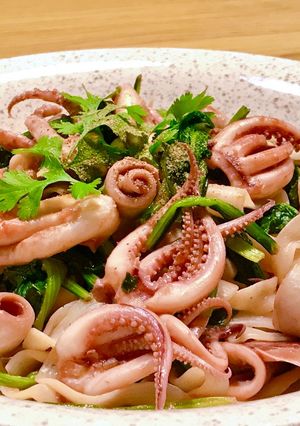 Hình của món Hủ Tiếu Xào Mực Ống & Cải Ngọt.
