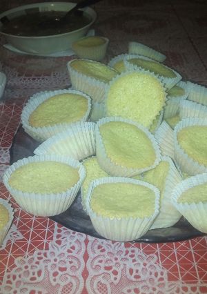 Una foto de Bizcocho en pirotines con dulce de durazno