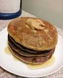 Pancakes de harina de batata con mantequilla de maní y miel
