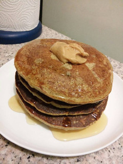 Una foto de Pancakes de harina de batata con mantequilla de maní y miel