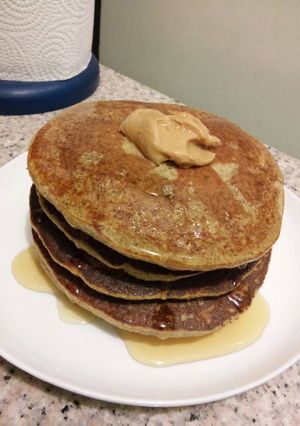 Una foto de Pancakes de harina de batata con mantequilla de maní y miel