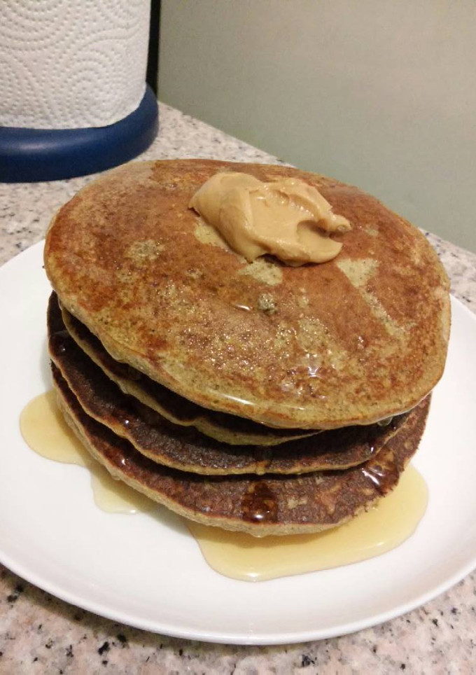 Una foto de Pancakes de harina de batata con mantequilla de maní y miel