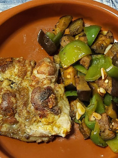 Una foto de Contramuslo de pollo al horno con verduras