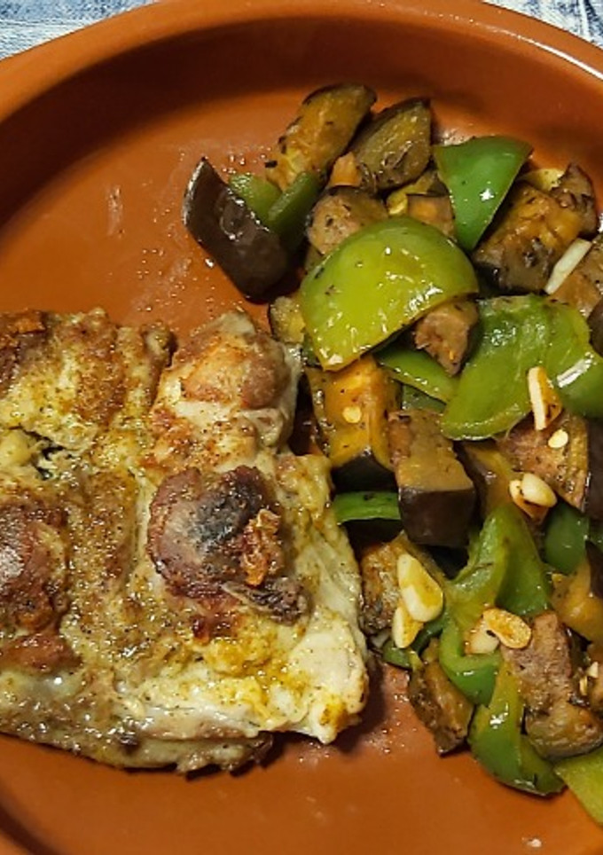 Una foto de Contramuslo de pollo al horno con verduras