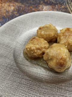 Una foto de Albóndigas de pollo en salsa de cebolla