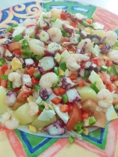 Una foto de Ensalada de patatas con pulpo y gambas