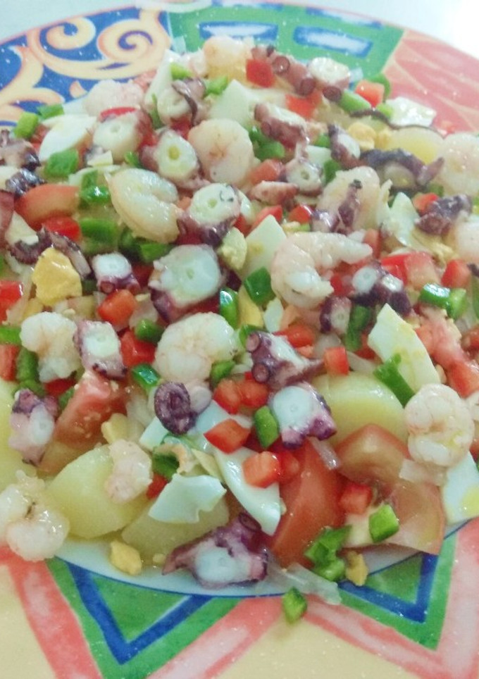 Una foto de Ensalada de patatas con pulpo y gambas