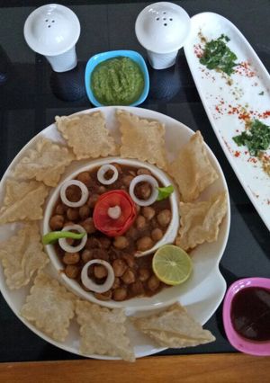 A picture of Puri Chole Masala.