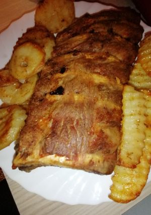 O poză a rețetei Scăriță de porc și cartofi la cuptor.