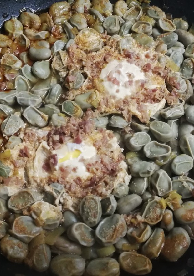 Una foto de Habas esparragadas con huevo cuajado
