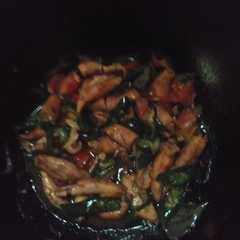 A picture of Oseng cumi telur asin.