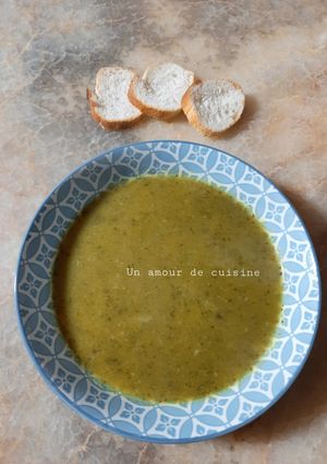 Une photo de Velouté de potiron, pomme de terre et céleri 🥣