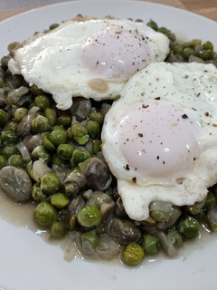Una foto de Guisantes con habitas y Huevos