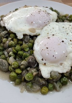 Una foto de Guisantes con habitas y Huevos