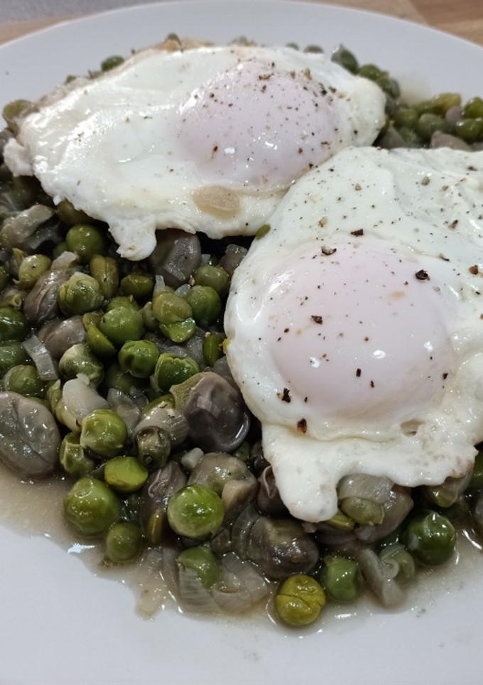 Una foto de Guisantes con habitas y Huevos