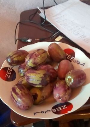 A picture of Boiled plums.
