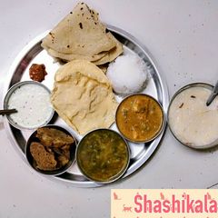 A picture of Palak dal, Kotimibiri vada & Seviyan ke kheer.