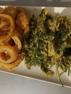 Una foto de Tempura de hojas de zanahoria y aros de cebolla 🥕🧅🥕🧅