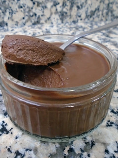 Una foto de Mousse vegano de chocolate y café