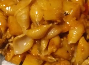 Una foto de Guiso de alitas con fideos Caracol y papas