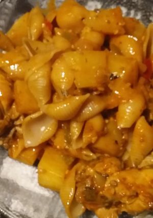 Una foto de Guiso de alitas con fideos Caracol y papas