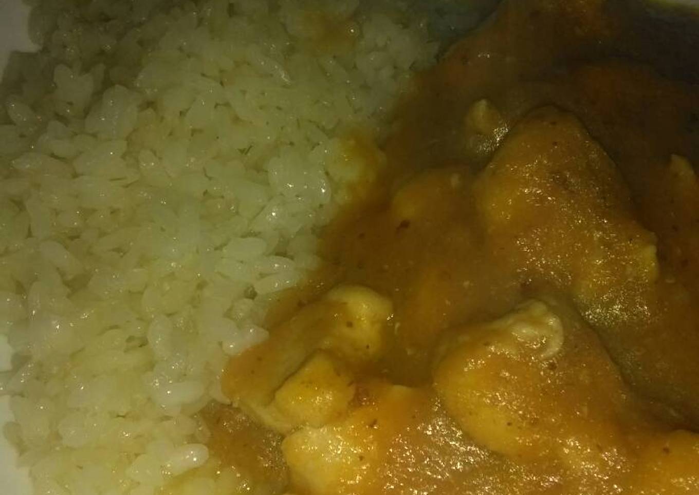 Pollo y arroz con salsa de ciruela, zanahoria y cebolla