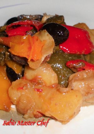 Foto di Patate con Cipolla, Peperoni e Olive Nere