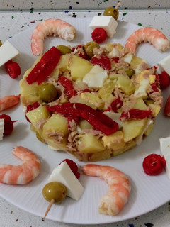 Una foto de Patatas aliñadas con langostinos