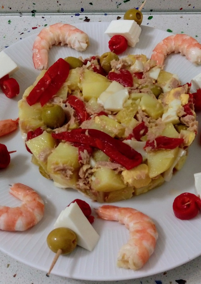 Una foto de Patatas aliñadas con langostinos