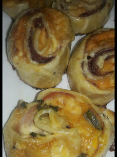 Una foto de Rollitos salados con tapa de pascualina 😊 algo rico y rápido