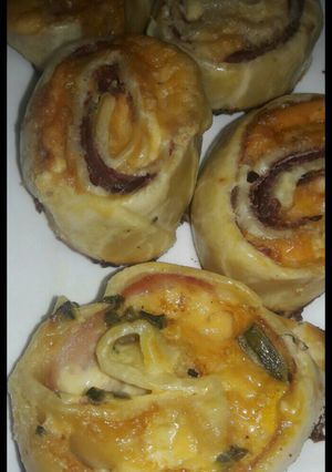 Una foto de Rollitos salados con tapa de pascualina 😊 algo rico y rápido