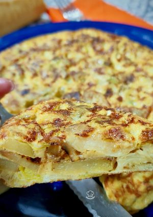 Una foto de Tortilla de patata y calçots