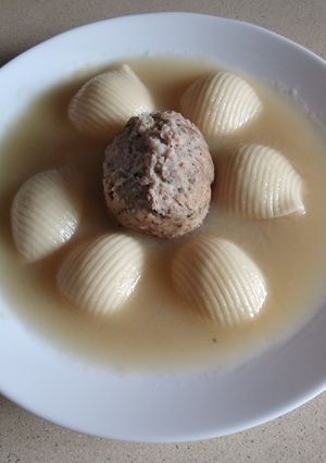 Una foto de Sopa de galones con pelota