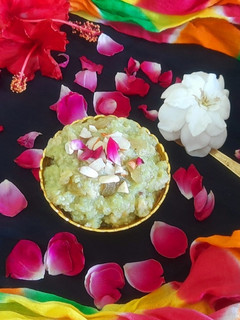 लौकी का हलवा (lauki ka halwa recipe in Hindi) रेसिपी मुख्य फोटो