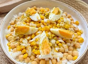 Foto principal de Ensalada de garbanzos con vinagreta de pistachos