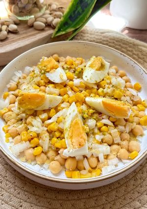 Una foto de Ensalada de garbanzos con vinagreta de pistachos