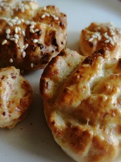 Túrós-fetás pogácsa tönkölylisztből, sütőporral recept fotója