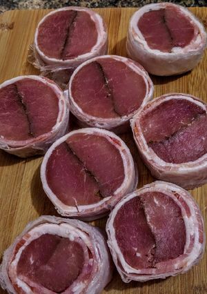 Una foto de TOURNEDÓS de Solomillo🐷de Cerdo a las Hierbas...! (Proceso)