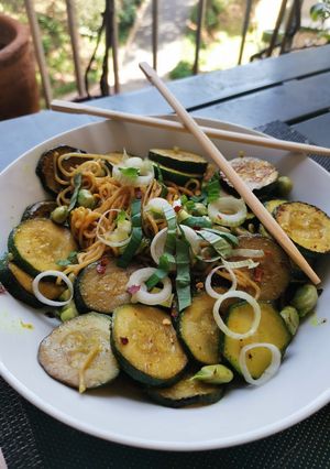 Une photo de Nouilles chinoises coco curry légumes