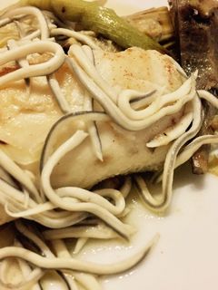 Una foto de Merluza al horno fácil y súper rica con alcachofas